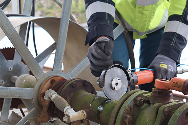 Flange cutting with cold working tools